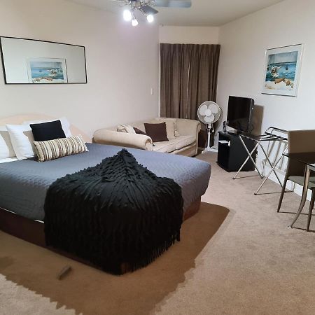 Oceanside Resort Internal Ground Floor Studio Unit Privately Owned In Mt Maunganui No External Window Or Air Conditioning Mount Maunganui Exterior foto