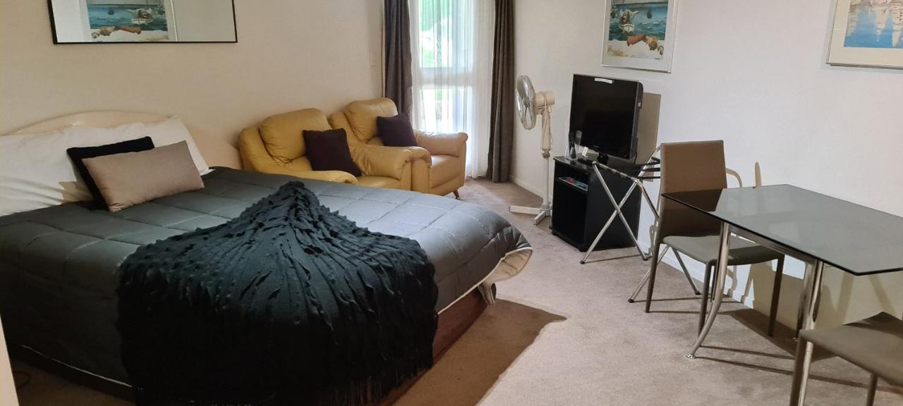 Oceanside Resort Internal Ground Floor Studio Unit Privately Owned In Mt Maunganui No External Window Or Air Conditioning Mount Maunganui Exterior foto